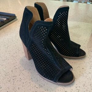 Adorable women’s lucky ankle boots with open toe